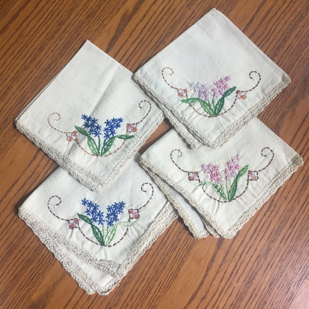 VTG Embroidered Tablecloth 4 Napkins Lilacs - Picture 11 of 15